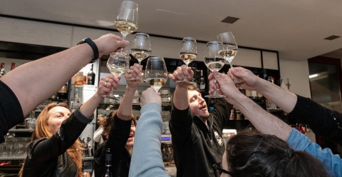 Vanno al bar e al ristorante e non pi� a ballare: ecco perch� i giovani si stanno "adultizzando"